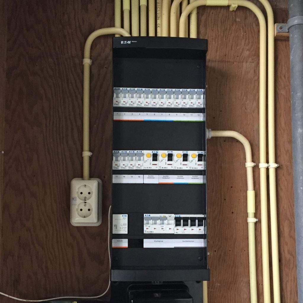 Elektricien plaatst een nieuwe groepenkast