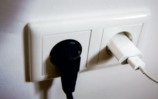 Elektricien monteert nieuwe stopcontacten